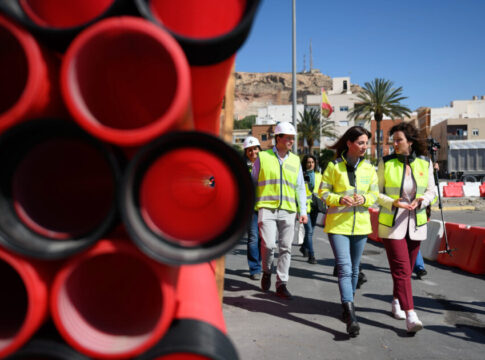 El Puerto de Almería se abre a la ciudad por poniente en verano