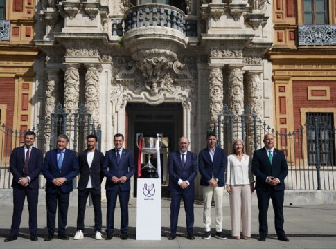 Moreno recibe en San Telmo la Copa del Rey de Fútbol que permanecerá expuesta y podrá visitarse hasta el sábado