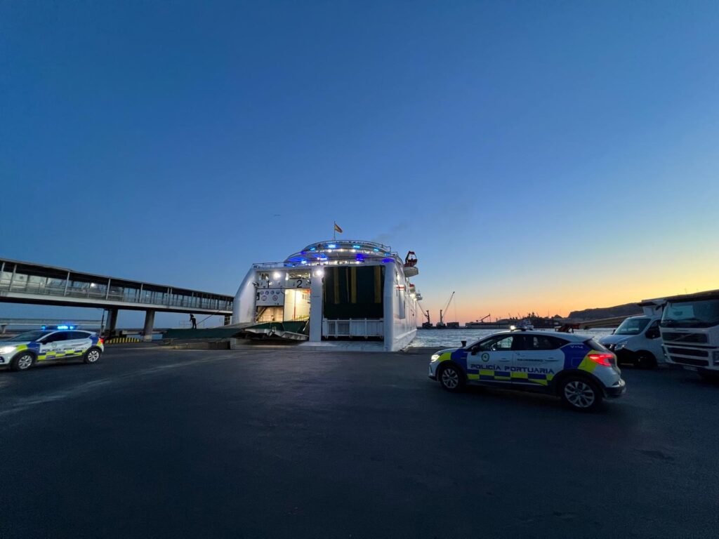 Los puertos de Almería y Carboneras, totalmente operativos tras las incidencias de ayer por el apagón