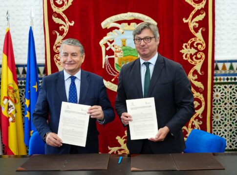Antonio Sanz firma un protocolo para la puesta en marcha de un nodo tecnológico en Puente Genil
