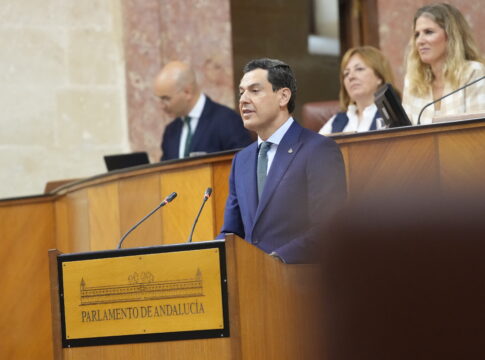 Moreno avanza la creación de 3.000 plazas para personas mayores entre atención residencial y centros de día