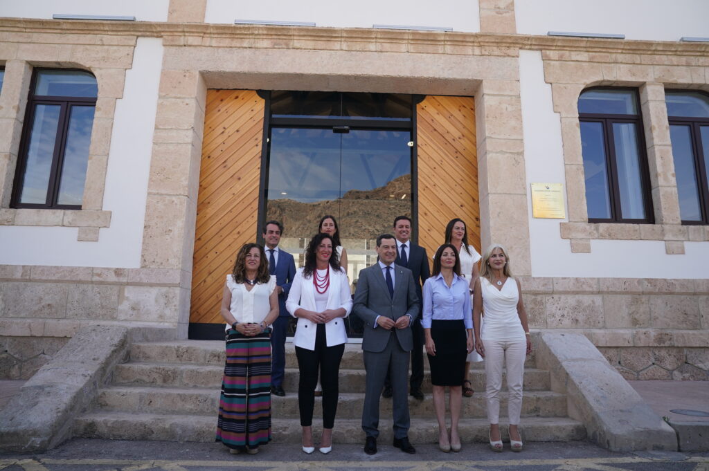 Moreno anuncia 15 millones de euros para avanzar en la integración del Puerto de Almería en la ciudad