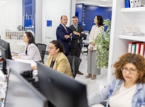 El delegado de Economía e Industria visita la nueva sede de Grupo Argenia en Sevilla y destaca su papel en el impulso industrial y económico de Andalucía