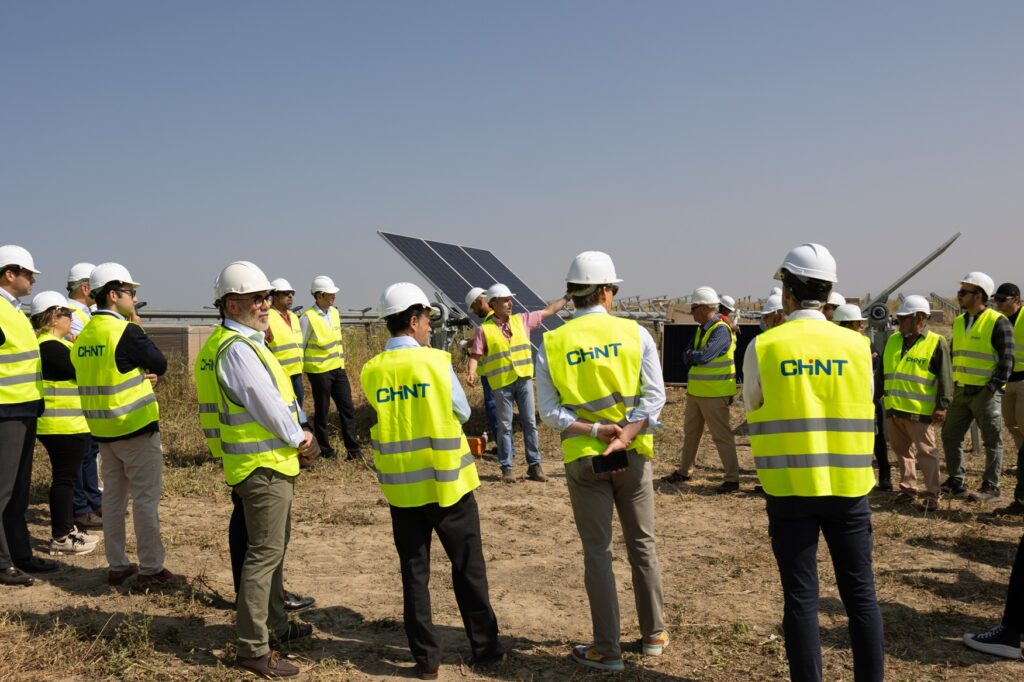 Chint Solar inicia en Salteras la instalación de los paneles solares en el primer parque fotovoltaico que construye en España