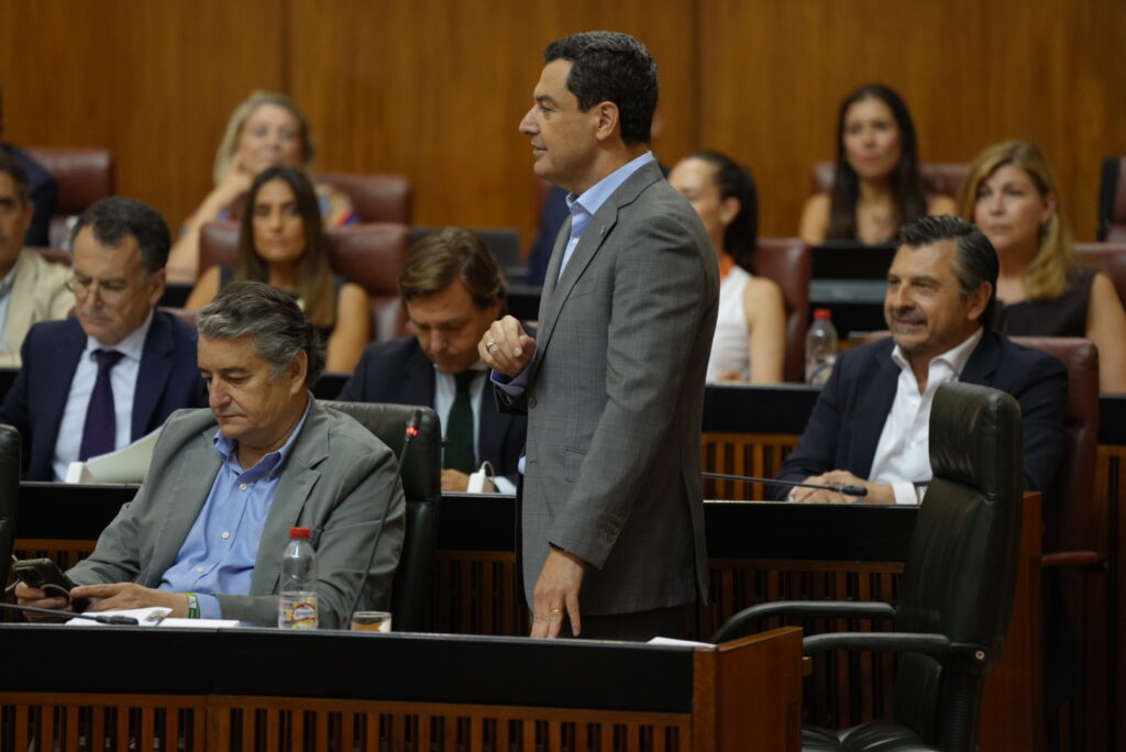 Moreno lamenta la estrategia de intentar embarrar el debate parlamentario y pide mantener a Andalucía al margen