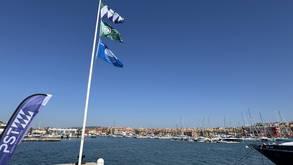 Puerto Sotogrande iza la Bandera Azul y la Bandera “S” de Sostenibilidad, convirtiéndose en referente ambiental y turístico en Andalucía