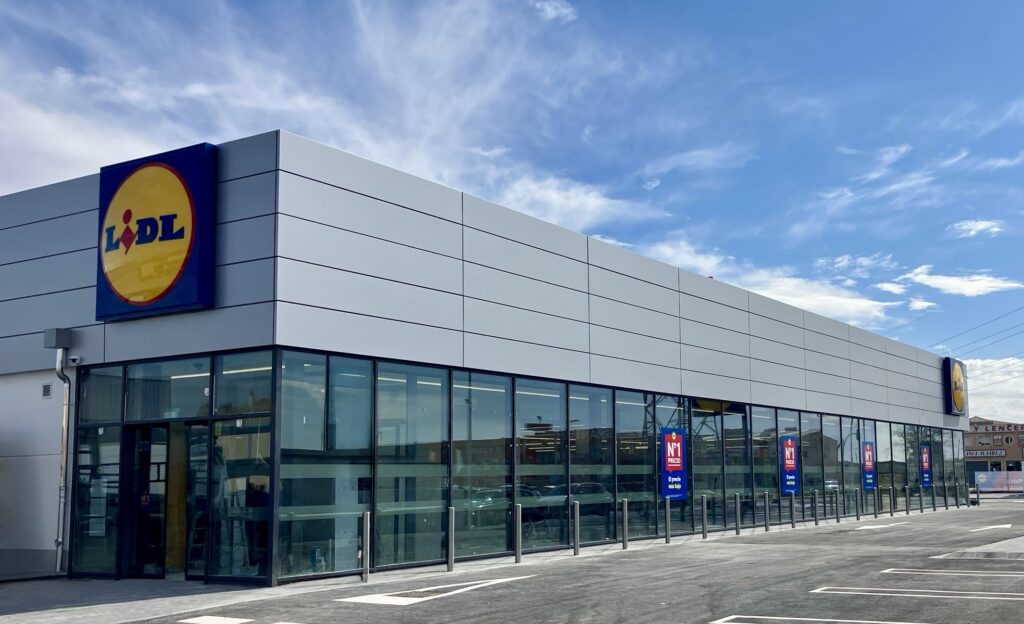 Lidl invierte más de 4 M€ para modernizar su tienda en Atarfe y amplía en casi un 50 % su superficie de ventas
