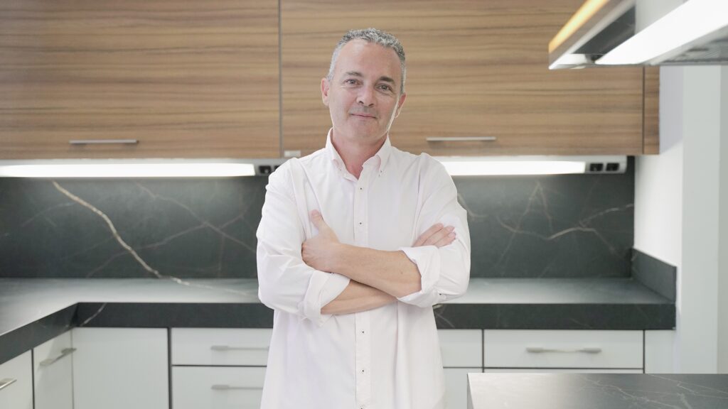 Roberto Arnau (DIRECTOR COMERCIAL Y SOCIO DE COOKING SURFACE): “Cooking Surface revoluciona la cocina con la primera inducción totalmente invisible sobre porcelánico sostenible”