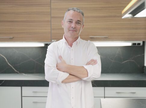 Roberto Arnau (DIRECTOR COMERCIAL Y SOCIO DE COOKING SURFACE): “Cooking Surface revoluciona la cocina con la primera inducción totalmente invisible sobre porcelánico sostenible”
