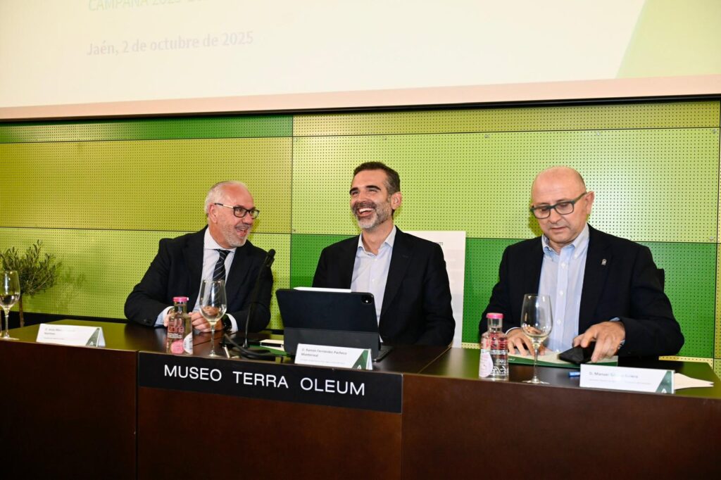 Andalucía presenta el aforo del olivar con una producción estimada de 1.080.900 toneladas de aceite de oliva para la próxima campaña