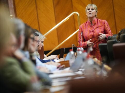 Andalucía consolida su solvencia financiera y refuerza la bajada de impuestos a las familias gracias al control del endeudamiento