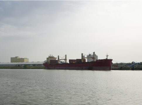 El Puerto de Sevilla recibe uno de los buques de mayor eslora de su historia