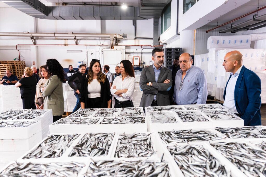Fernández-Pacheco analiza en Almería con el sector pesquero demandas de ayuda y mejora en lonjas