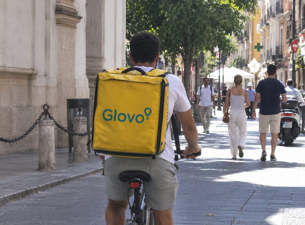 FeSMC UGT Andalucía denuncia a Glovo por exponer a su plantilla al calor extremo y reclama medidas reales de protección