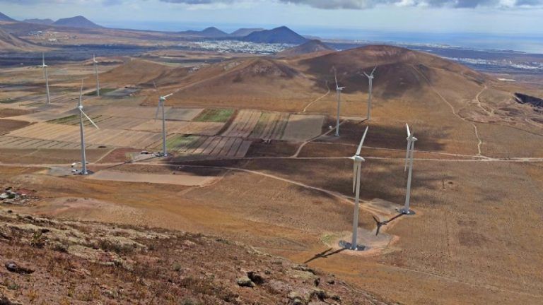 Los cuatro aerogeneradores del Parque Eólico Arrecife (Lanzarote) comienzan a producir energía