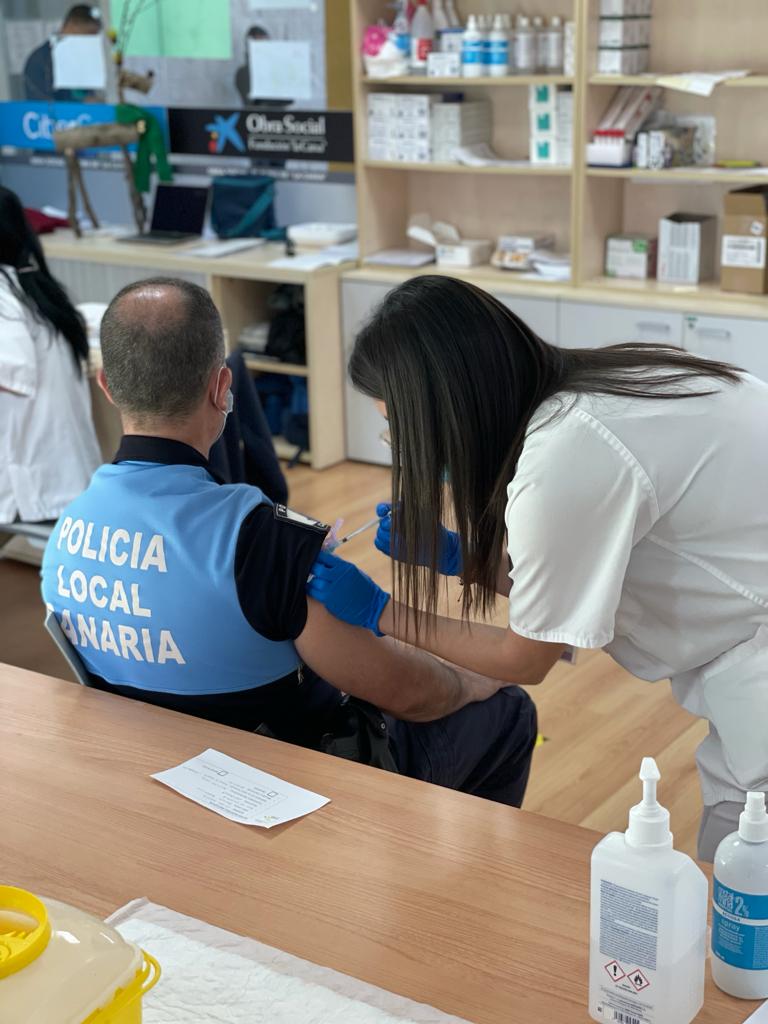 Sanidad reanuda esta semana la vacunación de policías locales y docentes tras el avance de los mayores de 60